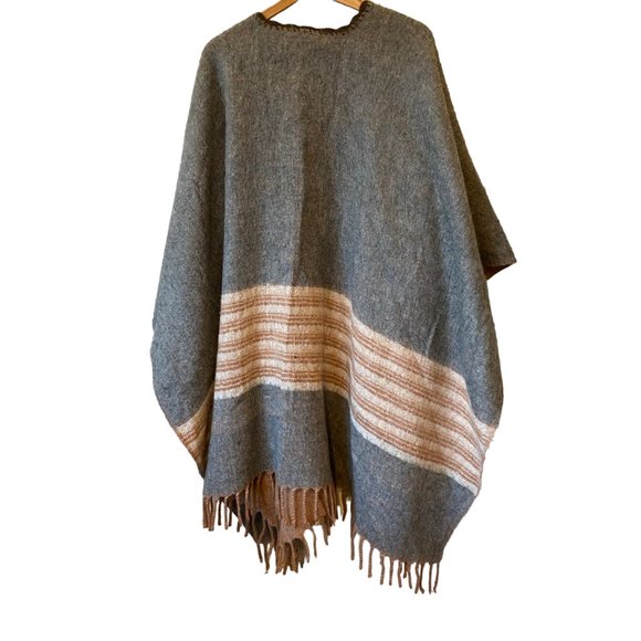 Vintage Monteza's Alpaca Cape Poncho Shawl Wrap Wooden Button At Neckline Sz Med - Picture 2 of 16